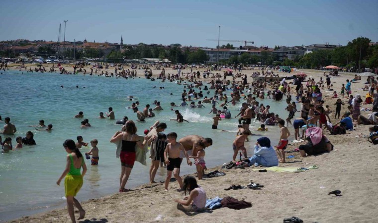 Bayramda tatile gidemeyenler Yeşilköy sahiline akın etti