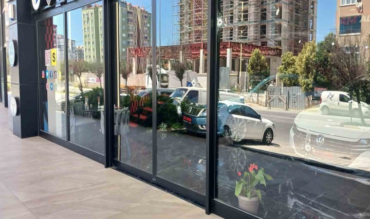 Beylikdüzünde önce tehdit ettiler ardından 2 kez galeriyi kurşunladılar