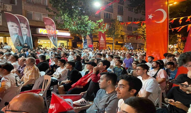 Beyoğlunda milli maç heyecanı dev ekrandan izlendi