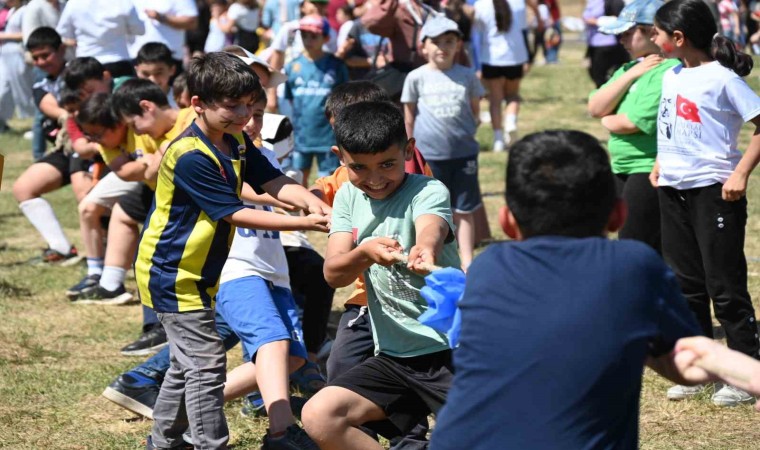 Bilecikte binlerce çocuk unutulmaya yüz tutmuş oyunları hep birlikte oynadı