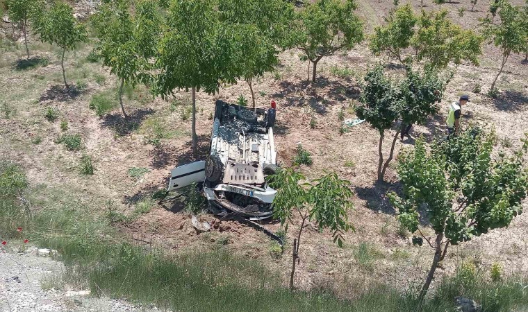 Bilecikte otomobil şarampole uçtu, 3 kişi yaralandı