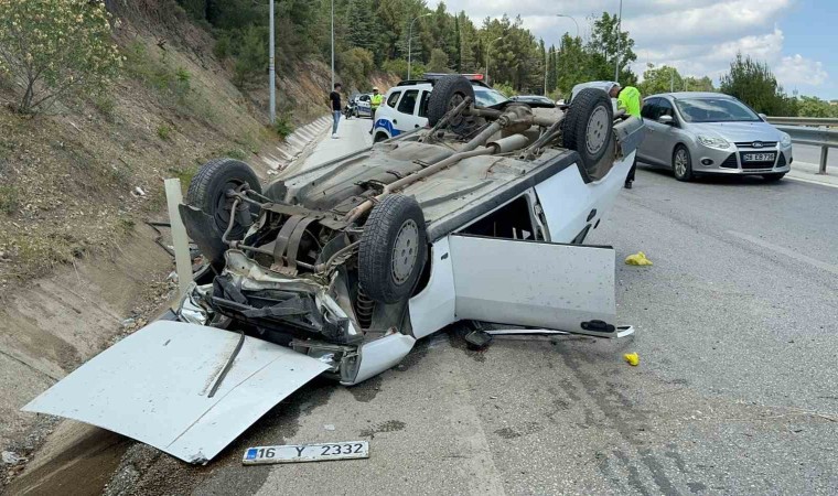 Bilecikte sürücüsünün direksiyon hakimiyetini kaybettiği araç takla attı: 2 yaralı