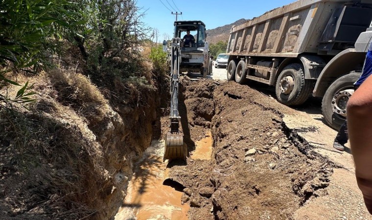 Bodrumda otomobil çukura düştü