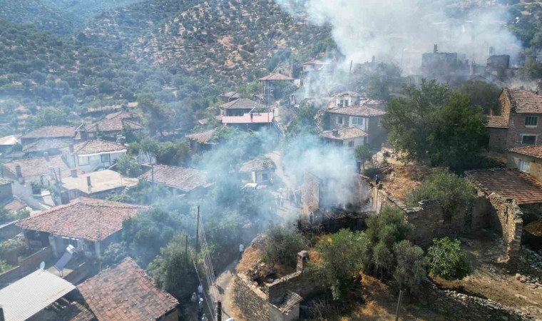 Bozdoğanda 11i metruk 13 ev yanarak küle döndü