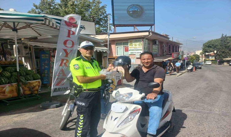 Bozdoğanda motorculara kask dağıtıldı