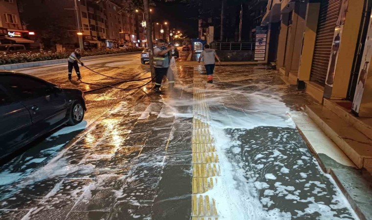 Bozüyükte ana cadde kaldırımları köpüklü yıkama ile temizleniyor