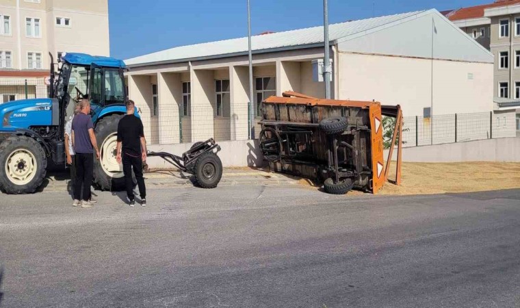 Buğday yüklü traktör devrildi, yol buğday ambarına döndü