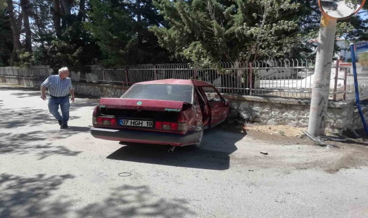 Burdurda kavşağa kontrolsüz giren otomobil ile minibüs çarpıştı, 1 yaralı