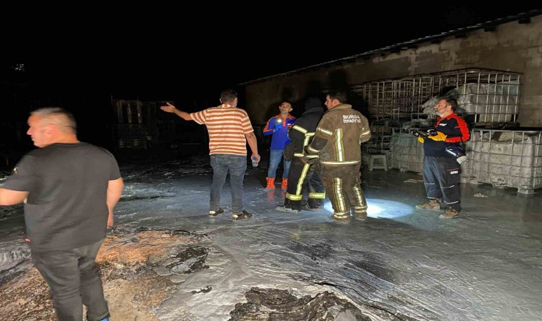 Bursada boya fabrikasındaki yangın söndürüldü, 3 kişi kimyasaldan etkilendi