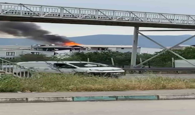 Bursada evin çatısı alevlere teslim oldu