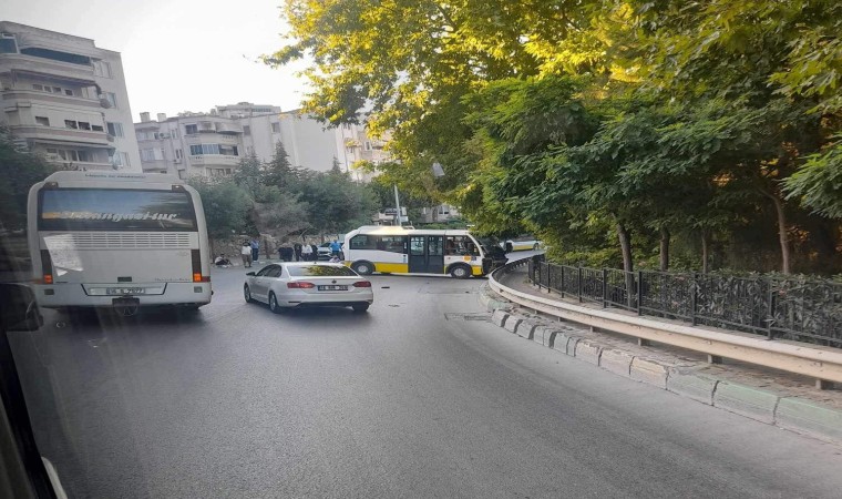 Bursada kaza yapan minibüs şoförü yaralandı