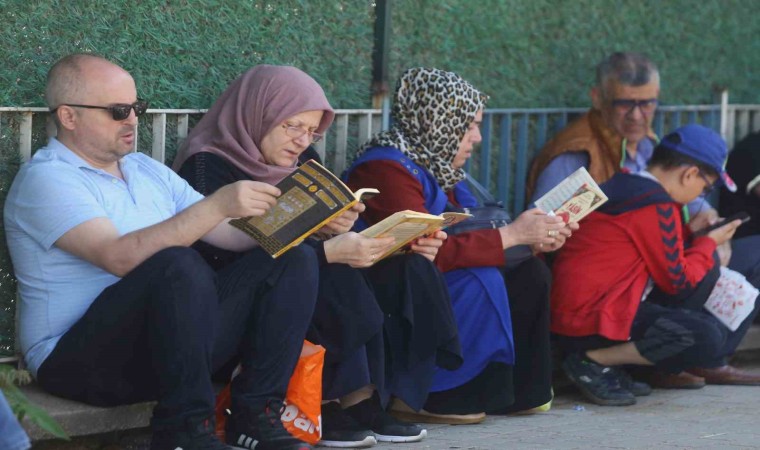 Bursada LGS heyecanı: Aileler kapı önlerinde dualarla bekledi