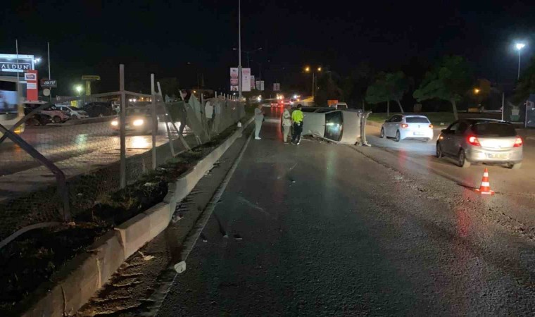 Bursada refüjdeki koruma tellerine çarpan otomobil takla attı: Karı-koca yaralandı