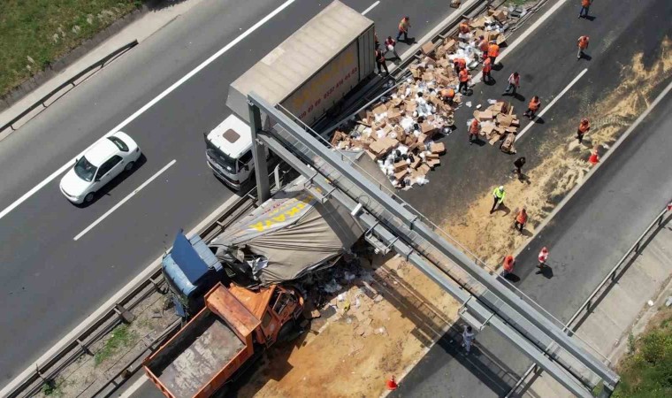 Büyükçekmece TEMde feci kaza: Bariyerleri aşan kamyon, çalışma yapan karayolları aracına çarptı