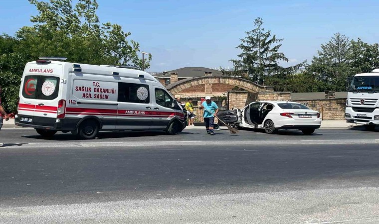 Büyükçekmecede ambulans otomobile çarptı: 4 yaralı