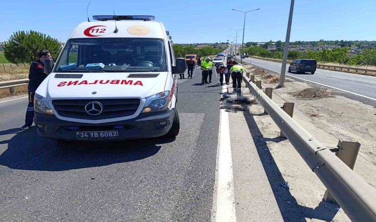 Büyükçekmecede kırmızı ışıkta geçen bisikletliye motosiklet çarptı: 3 yaralı