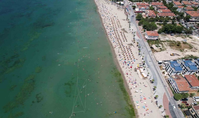 Büyükçekmecede Kurban Bayramında vatandaşlar serinlemek için denize akın etti