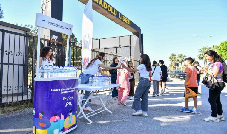 Büyükşehir Belediyesi, LGSye giren öğrenciler su dağıttı