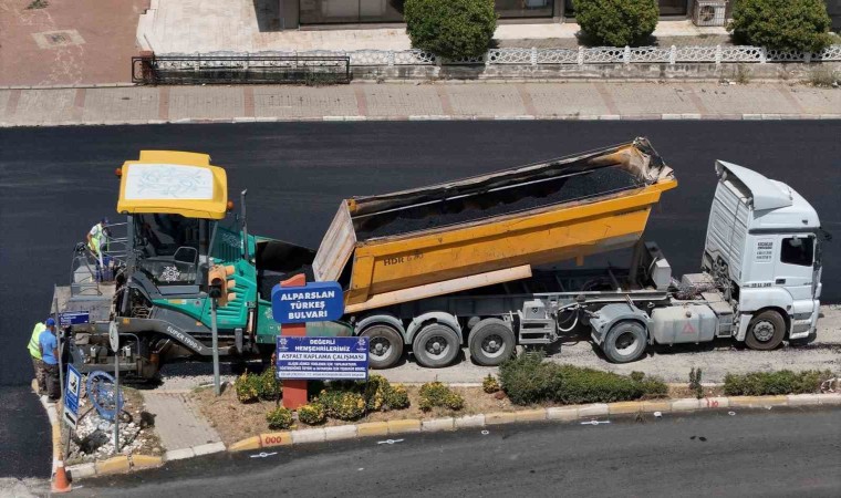 Büyükşehir Nazillide yolları yeniliyor