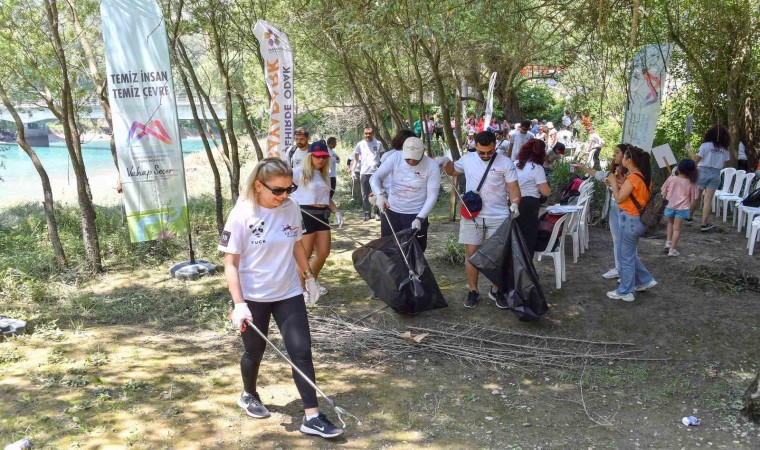 Çamlıyayla Karageçitte gönüllerle birlikte çevre temizliği yapıldı