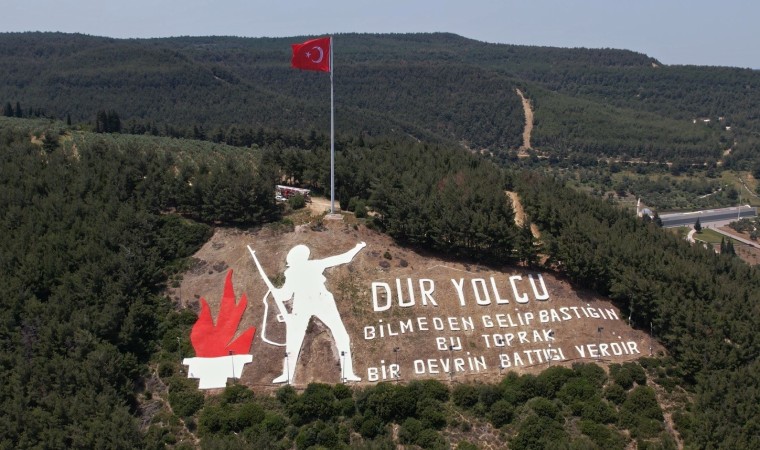 Çanakkalenin simgesi Dur Yolcu yazısının Türk bayrağı ve direği yenilendi