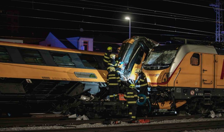 Çekyada iki tren kafa kafaya çarpıştı: 4 ölü, 22 yaralı