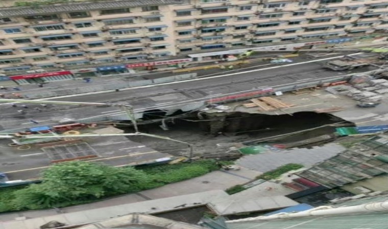 Çinde metro inşaatı yakınlarında yol çöktü, 2 metrelik çukur oluştu