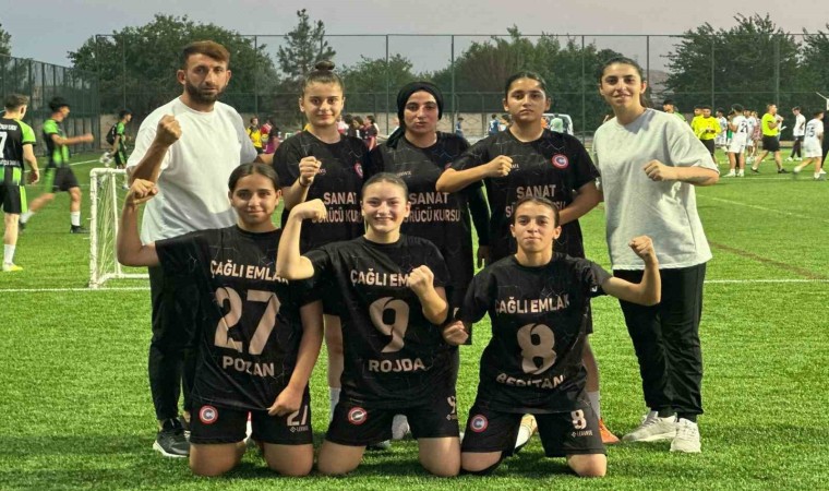 Cizreli kızlar, sokak futbolu 5x5 oyunlarında bölge şampiyonu oldu