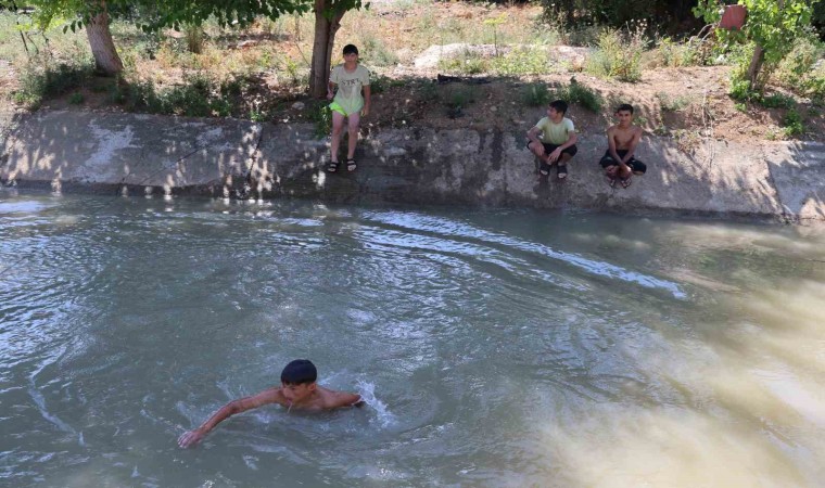 Çocuklar serin olduğu için sulama kanalını tercih ediyor