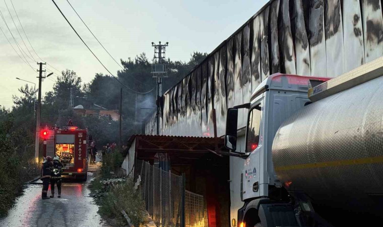 D-650 kara yolunu dumana boğan fabrika yangını 2 buçuk saat sonra söndürüldü