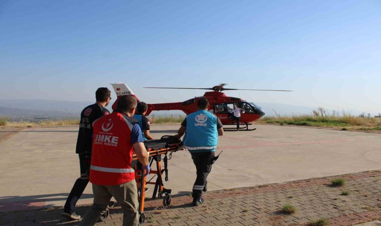 Dağlık alana düşen paraşütçü ambulans helikopterle hastaneye sevk edildi