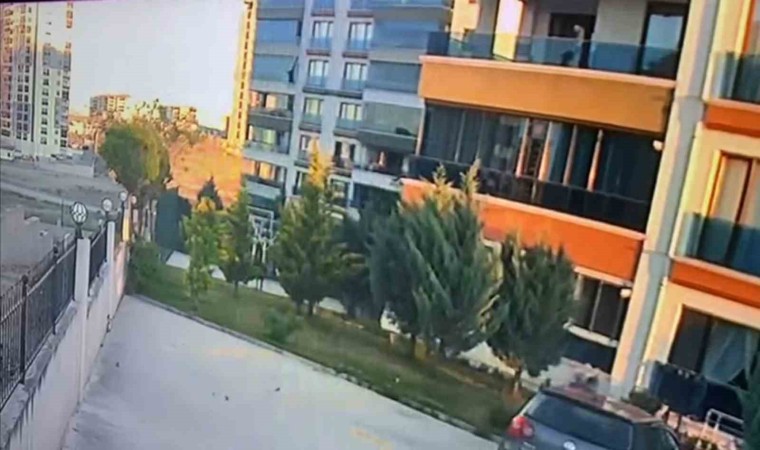 Dengesini kaybedip 7. kattan yere çakılan kadının düşme anı kamerada