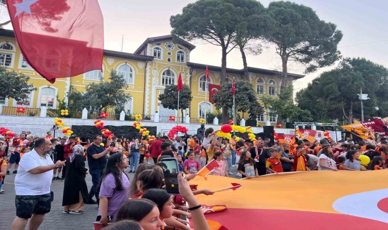 Denizlide Galatasaray taraftarları 24. şampiyonluğu meydanlarda kutladı