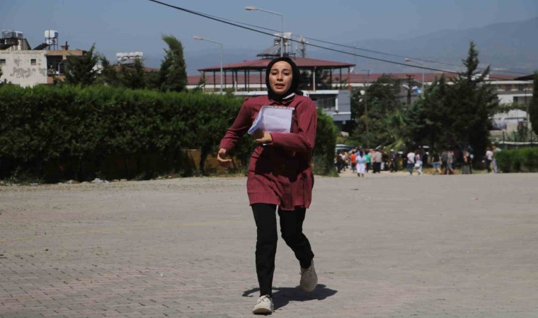 Deprem bölgesinde 40 derece sıcakta YKS heyecanı, sınava geç kalanlar koşu maratonunda ter döktü