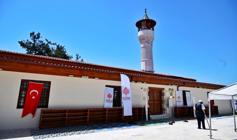 Depremde hasar gören 534 yıllık cami ibadete açıldı