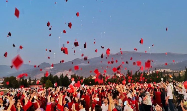 Depremin yaralarının sarıldığı İskenderunda mezuniyet heyecanı