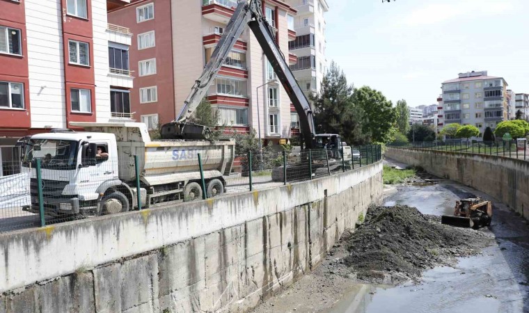 Dere yatakları iş makineleri ile temizlendi