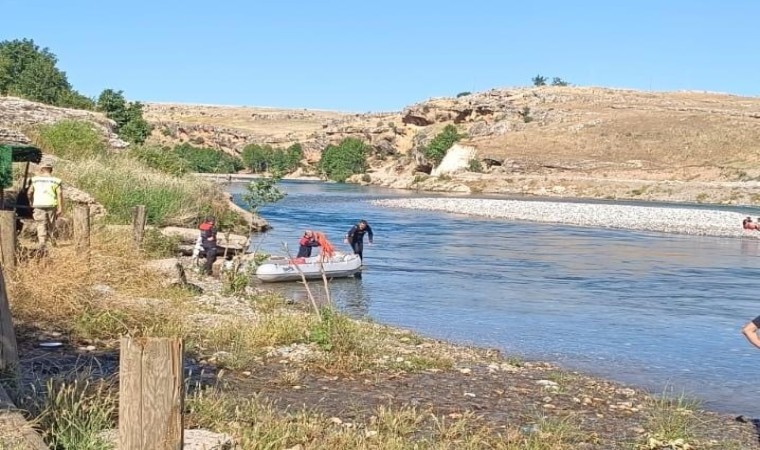 Dicle Nehrinde mahsur kalan 4 çocuk ve genç kurtarıldı