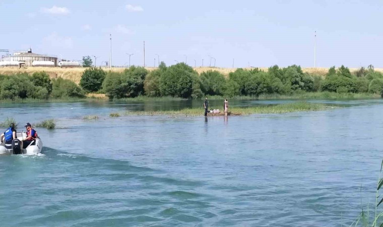 Dicle Nehrindeki adacıkta mahsur kalan aile kurtarıldı