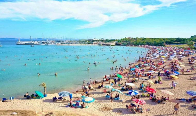 Didim sahillerinde ‘iğne atsan yere düşmez görüntüler oluştu