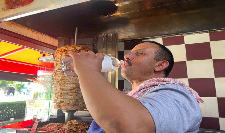 Dışarı çıkmayın denilen günde ateş kaşsında ekmeklerinin kazanıyorlar