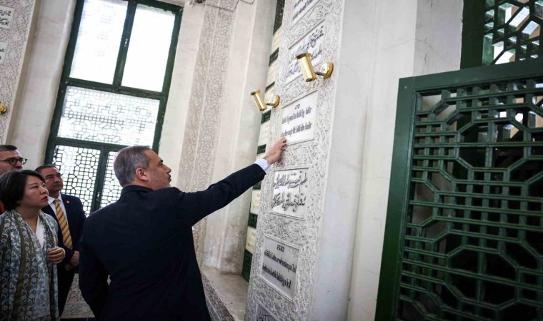 Dışişleri Bakanı Fidan, Yusuf Has Hacib Türbesini ve Id Gah Camiini ziyaret etti