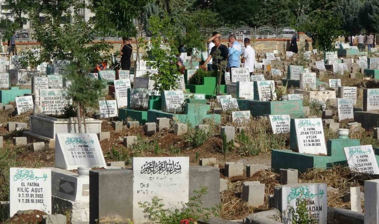 Diyarbakırda bayram sabahı vatandaşlar mezarlıklara akın etti