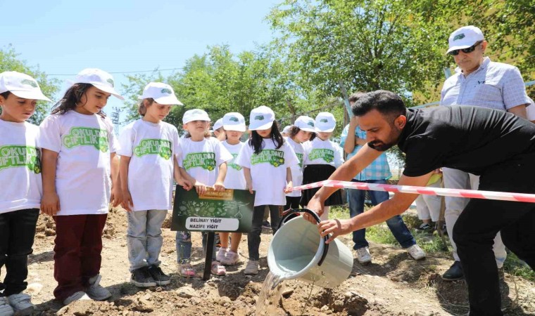 Diyarbakırda fidanlar miniklerin eliyle toprakla buluştu