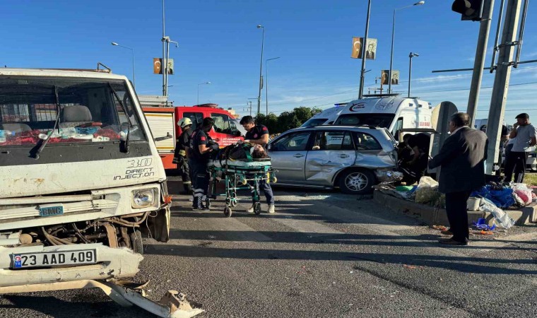 Diyarbakırda otomobil ile pikap kavşakta çarpıştı: 4 yaralı