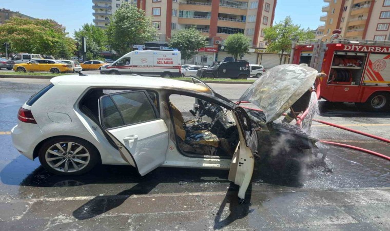 Diyarbakırda park halindeki otomobil alev alev yandı