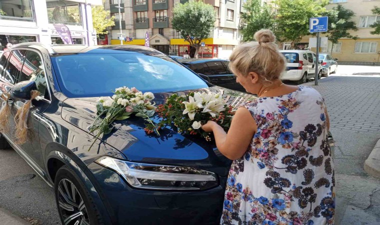 Düğün sezonunun açılmasıyla çiçekçilerin gelin arabası yoğunluğu başladı