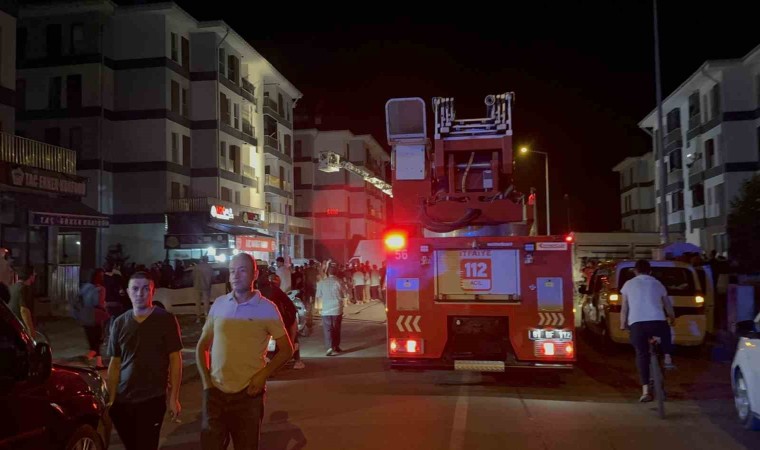 Düzcede bir binada yangın çıktı, 7 kişi merdivenle tahliye edildi