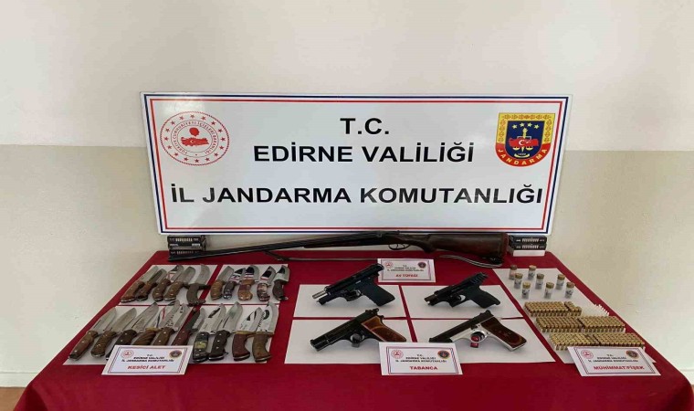 Edirnede 4 tabanca, 1 av tüfeği ve 23 kasatura ele geçirildi