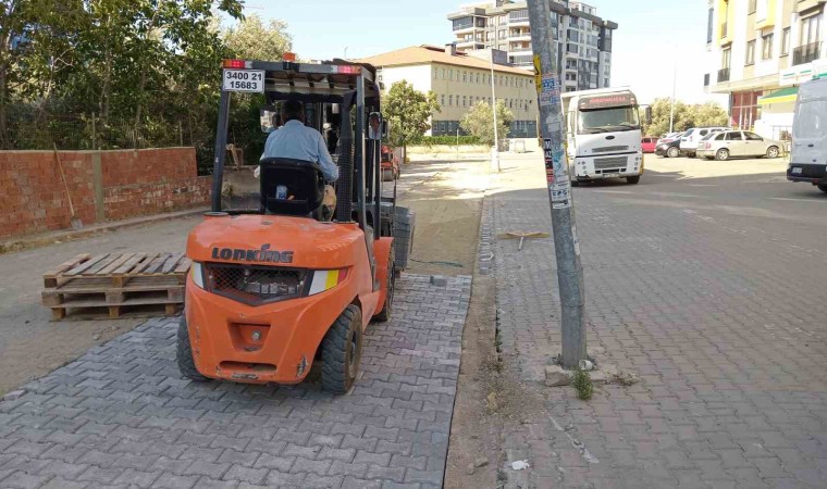 Edremit Belediyesi Kadıköy Mahallesinde yolları düzenliyor